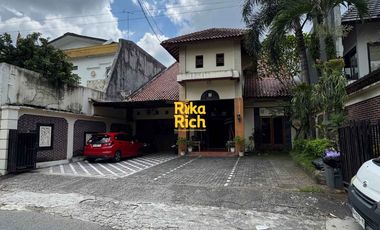 Guesthouse atau Rumah Megah dan Penginapan Tanah Luas Bangunan Kokoh ada Kolam Renang di Jogja Utara dekat Hotel Hyatt Palagan Jogja