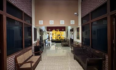 Guesthouse atau Rumah Megah dan Penginapan Tanah Luas Bangunan Kokoh ada Kolam Renang di Jogja Utara dekat Hotel Hyatt Palagan Jogja