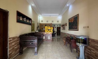 Guesthouse atau Rumah Megah dan Penginapan Tanah Luas Bangunan Kokoh ada Kolam Renang di Jogja Utara dekat Hotel Hyatt Palagan Jogja