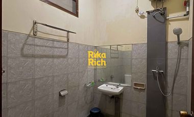 Guesthouse atau Rumah Megah dan Penginapan Tanah Luas Bangunan Kokoh ada Kolam Renang di Jogja Utara dekat Hotel Hyatt Palagan Jogja