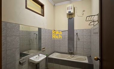 Guesthouse atau Rumah Megah dan Penginapan Tanah Luas Bangunan Kokoh ada Kolam Renang di Jogja Utara dekat Hotel Hyatt Palagan Jogja