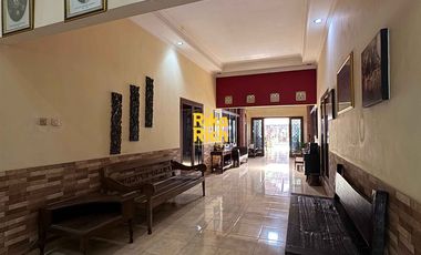 Guesthouse atau Rumah Megah dan Penginapan Tanah Luas Bangunan Kokoh ada Kolam Renang di Jogja Utara dekat Hotel Hyatt Palagan Jogja