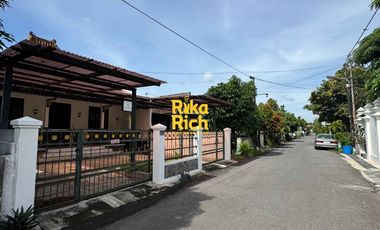 Rumah Klasik Cantik Modern dalam Njeron Benteng Kraton Yogyakarta jarang ada dengan tanah yang minimalis dan full furnished