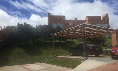 ¡Vive en la cima de la tranquilidad en Encenillos de Sindamanoy! 🌲✨  Disfruta de una vista panorámica inigualable en esta espectacular casa de 4 nive