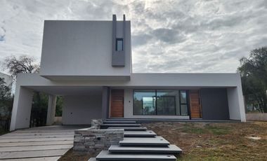 CASA A ESTRENAR EN EXCLUSIVO BARRIO PRIVADO LOS QUEBRACHOS.