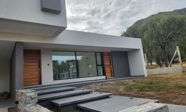 CASA A ESTRENAR EN EXCLUSIVO BARRIO PRIVADO LOS QUEBRACHOS.