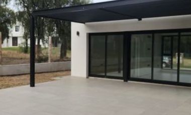 CASA A ESTRENAR EN EXCLUSIVO BARRIO PRIVADO LOS QUEBRACHOS.