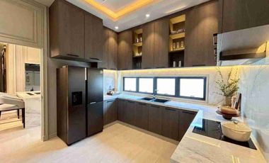 Super luxury 6 bedroom house with a private pool for sale in Pattanakarn