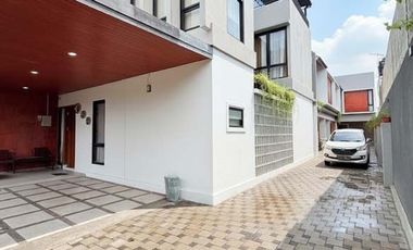 Properti Premium! Rumah Induk + 3 Villa Private Pool belakang Hyatt Palagan