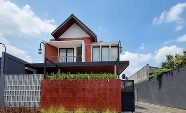 Properti Premium! Rumah Induk + 3 Villa Private Pool belakang Hyatt Palagan