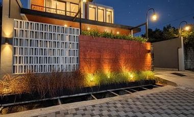 Properti Premium! Rumah Induk + 3 Villa Private Pool belakang Hyatt Palagan