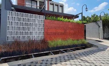 Properti Premium! Rumah Induk + 3 Villa Private Pool belakang Hyatt Palagan