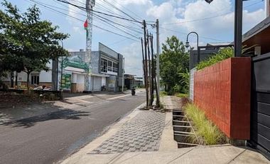 Properti Premium! Rumah Induk + 3 Villa Private Pool belakang Hyatt Palagan