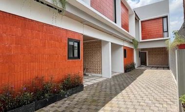 Properti Premium! Rumah Induk + 3 Villa Private Pool belakang Hyatt Palagan