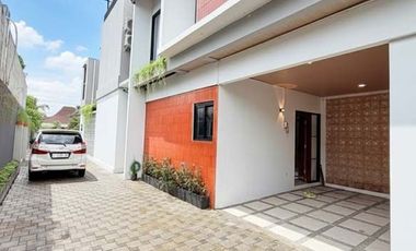 Properti Premium! Rumah Induk + 3 Villa Private Pool belakang Hyatt Palagan