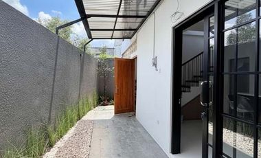 Properti Premium! Rumah Induk + 3 Villa Private Pool belakang Hyatt Palagan