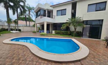 Casa de Venta Urb San Isidro
Km 3 vía Samborondón