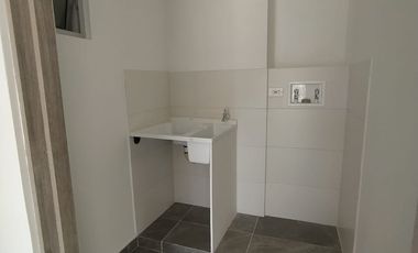 ARRIENDO APARTAMENTE EXCELENTE UBICACIÓN, CERCA DE TODO, CON SENDERO PEATONAL