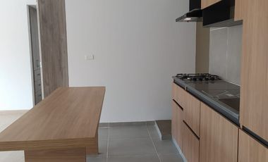 ARRIENDO APARTAMENTE EXCELENTE UBICACIÓN, CERCA DE TODO, CON SENDERO PEATONAL