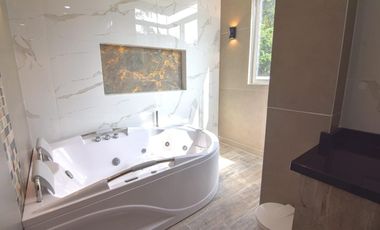 Venta espectacular casa espejo en pance