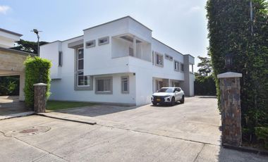 Venta espectacular casa espejo en pance