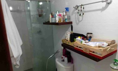 VENDO APARTAMENTO RICAURTE AREA  84 METROS PRIMER PISO Y LOCAL