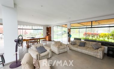Casa Moderna con Piscina y Gran Terreno en Venta – Cieneguilla. Ubicación Inmejorable!!!