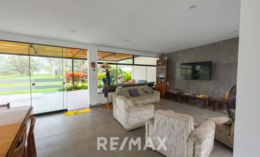 Casa Moderna con Piscina y Gran Terreno en Venta – Cieneguilla. Ubicación Inmejorable!!!