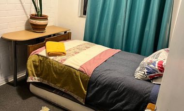 Descripción. Depto. 3 dormitorios,  1 baño, cocina cerrada, estacionamiento descubierto, 47m2. tercer piso, balcón.