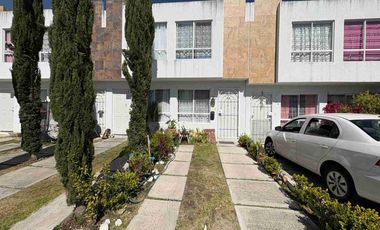 CASA EN VENTA
Ubicada en Fraccionamiento “BOSQUES DE CHAPULTEPEC” Clúster cerrado con Vigilancia 24 hrs