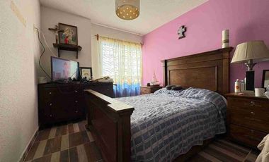 CASA EN VENTA
Ubicada en Fraccionamiento “BOSQUES DE CHAPULTEPEC” Clúster cerrado con Vigilancia 24 hrs