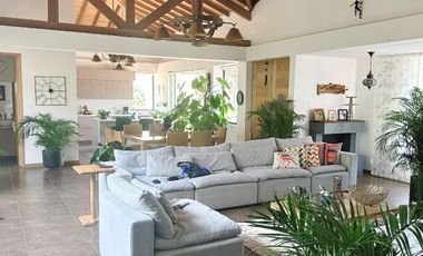 VENTA DE LUJOSA CASA CAMPESTRE DE  2.547 Mt2 DE LOTE, EN PARCELACIÓN, VÍA RIONEGRO-LA CEJA, ANTIOQUIA