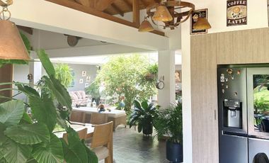 VENTA DE LUJOSA CASA CAMPESTRE DE  2.547 Mt2 DE LOTE, EN PARCELACIÓN, VÍA RIONEGRO-LA CEJA, ANTIOQUIA