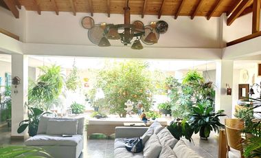 VENTA DE LUJOSA CASA CAMPESTRE DE  2.547 Mt2 DE LOTE, EN PARCELACIÓN, VÍA RIONEGRO-LA CEJA, ANTIOQUIA