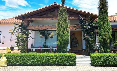 VENTA DE LUJOSA CASA CAMPESTRE DE  2.547 Mt2 DE LOTE, EN PARCELACIÓN, VÍA RIONEGRO-LA CEJA, ANTIOQUIA