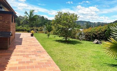VENTA DE LUJOSA CASA CAMPESTRE DE  2.547 Mt2 DE LOTE, EN PARCELACIÓN, VÍA RIONEGRO-LA CEJA, ANTIOQUIA
