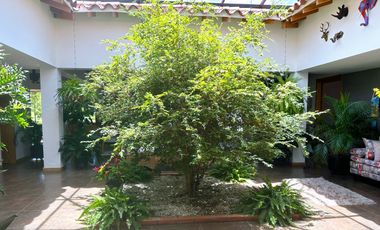 VENTA DE LUJOSA CASA CAMPESTRE DE  2.547 Mt2 DE LOTE, EN PARCELACIÓN, VÍA RIONEGRO-LA CEJA, ANTIOQUIA