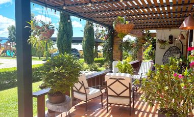 VENTA DE LUJOSA CASA CAMPESTRE DE  2.547 Mt2 DE LOTE, EN PARCELACIÓN, VÍA RIONEGRO-LA CEJA, ANTIOQUIA