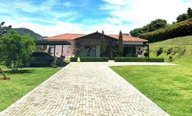 VENTA DE LUJOSA CASA CAMPESTRE DE  2.547 Mt2 DE LOTE, EN PARCELACIÓN, VÍA RIONEGRO-LA CEJA, ANTIOQUIA