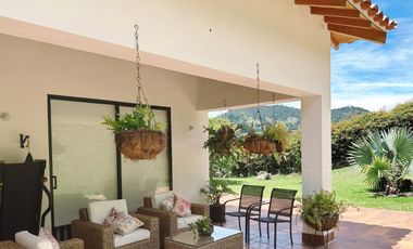 VENTA DE LUJOSA CASA CAMPESTRE DE  2.547 Mt2 DE LOTE, EN PARCELACIÓN, VÍA RIONEGRO-LA CEJA, ANTIOQUIA