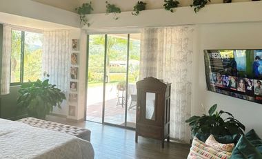 VENTA DE LUJOSA CASA CAMPESTRE DE  2.547 Mt2 DE LOTE, EN PARCELACIÓN, VÍA RIONEGRO-LA CEJA, ANTIOQUIA