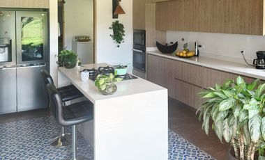 VENTA DE LUJOSA CASA CAMPESTRE DE  2.547 Mt2 DE LOTE, EN PARCELACIÓN, VÍA RIONEGRO-LA CEJA, ANTIOQUIA