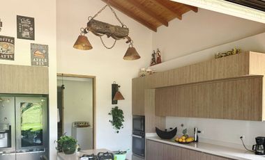 VENTA DE LUJOSA CASA CAMPESTRE DE  2.547 Mt2 DE LOTE, EN PARCELACIÓN, VÍA RIONEGRO-LA CEJA, ANTIOQUIA