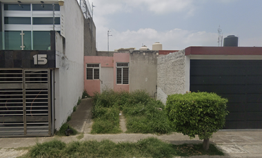 CASA EN VENTA EN BUENAS CONDICIONES. PARQUES DEL CASTLLO, JAL. RECUPERACION ADJUDICADA.