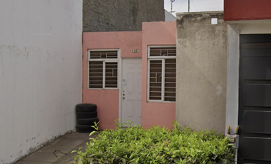 CASA EN VENTA EN BUENAS CONDICIONES. PARQUES DEL CASTLLO, JAL. RECUPERACION ADJUDICADA.