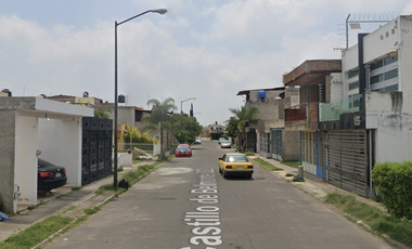 CASA EN VENTA EN BUENAS CONDICIONES. PARQUES DEL CASTLLO, JAL. RECUPERACION ADJUDICADA.