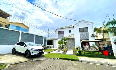 En Manta se Alquila  Casa  Amoblada de 3 dormitorios con Piscina, sector Sur - Ciudad del Sol