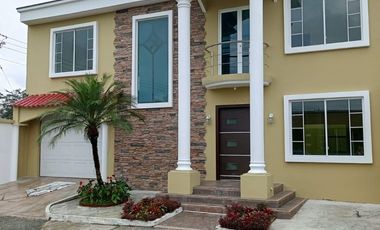 Casa de venta en conjunto privado.