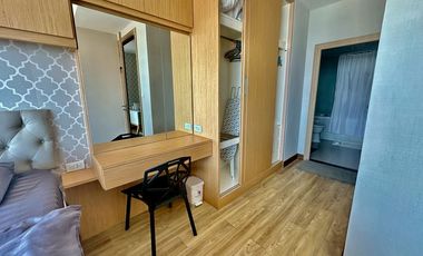 For sale or rent Ladda Plus Condo, in the heart of Sriracha city. Beautiful unit, high floor, fully furnished and move in Ready