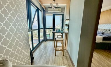 For sale or rent Ladda Plus Condo, in the heart of Sriracha city. Beautiful unit, high floor, fully furnished and move in Ready